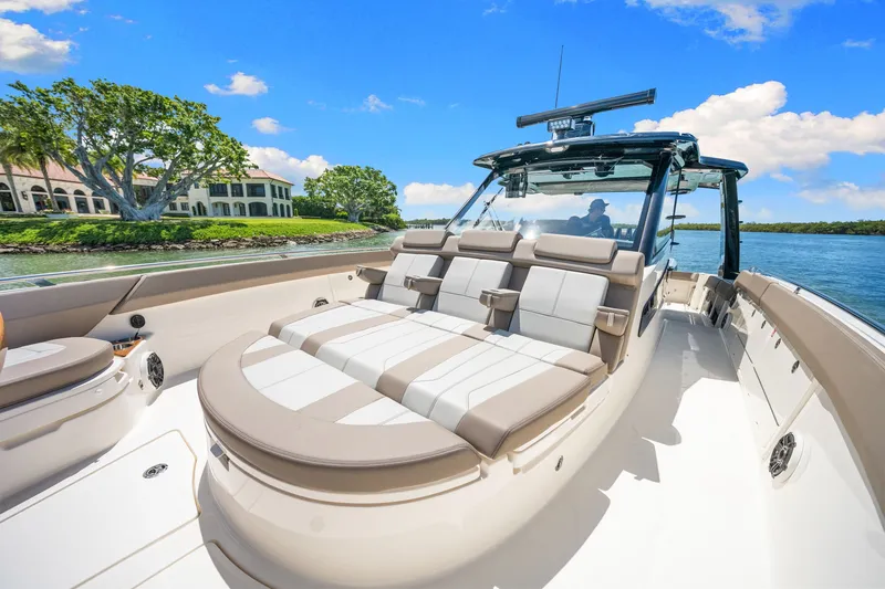 Slide: The Image of Boston Whaler 420 Outrage 2026 - 24