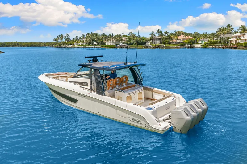 Slide: The Image of Boston Whaler 420 Outrage 2026 - 11