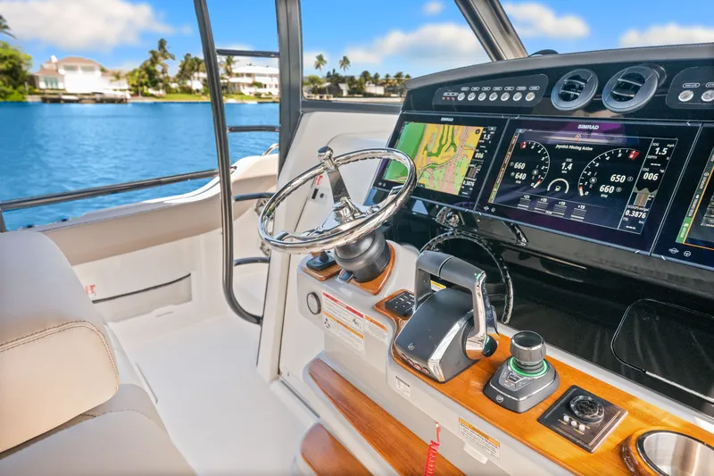Slide: The Image of Boston Whaler 420 Outrage 2026 - 28