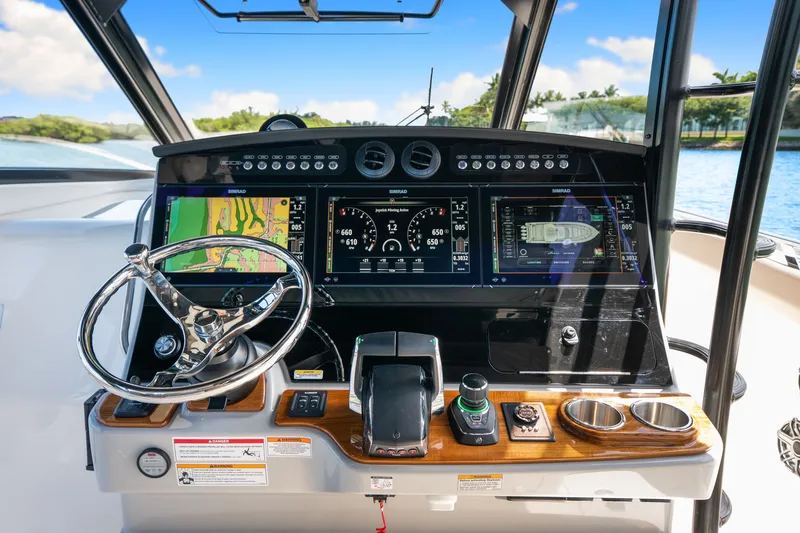 Slide: The Image of Boston Whaler 420 Outrage 2026 - 29