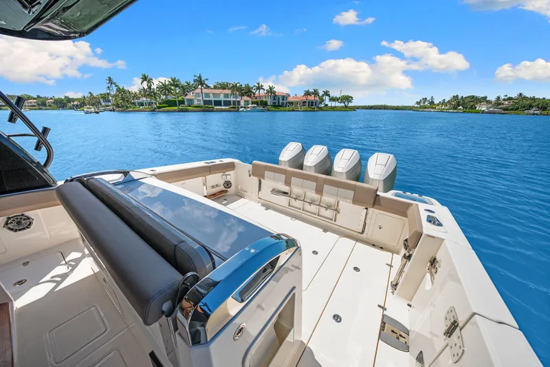 Slide: The Image of Boston Whaler 420 Outrage 2026 - 39