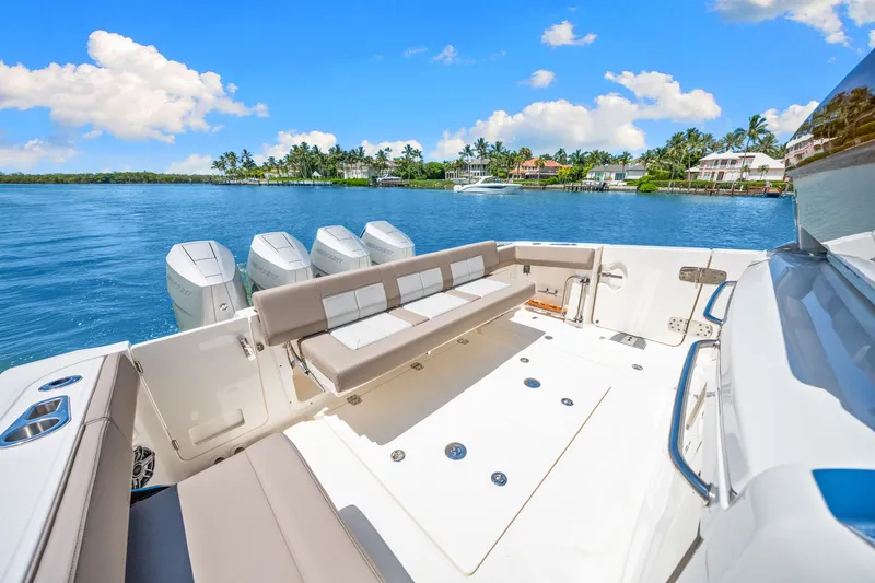Slide: The Image of Boston Whaler 420 Outrage 2026 - 40
