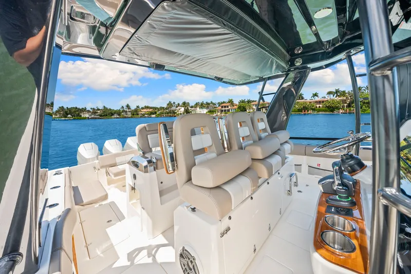 Slide: The Image of Boston Whaler 420 Outrage 2026 - 25