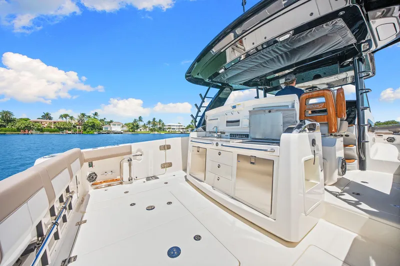 Slide: The Image of Boston Whaler 420 Outrage 2026 - 37