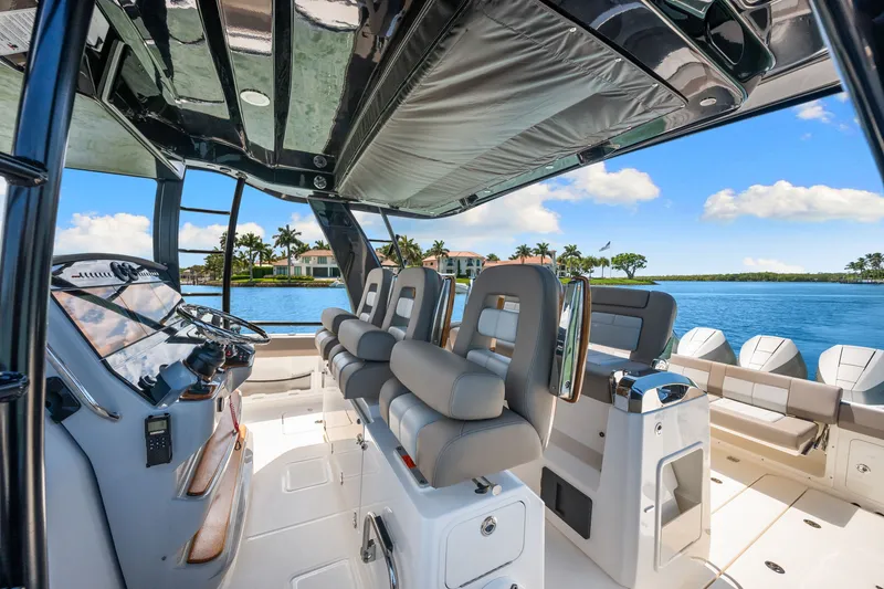 Slide: The Image of Boston Whaler 420 Outrage 2026 - 30