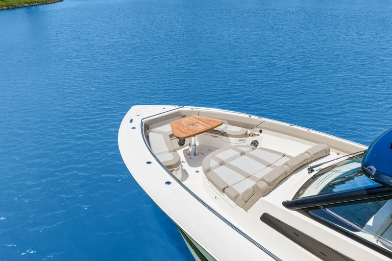 Slide: The Image of Boston Whaler 420 Outrage 2026 - 20