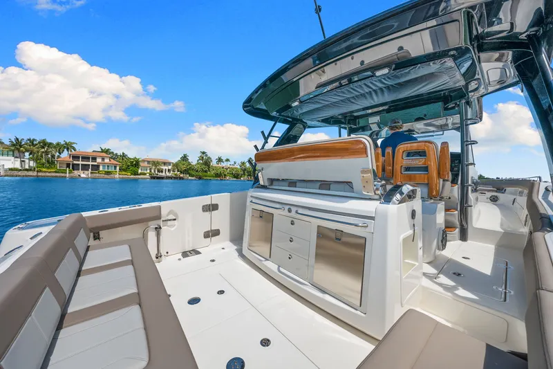 Slide: The Image of Boston Whaler 420 Outrage 2026 - 36