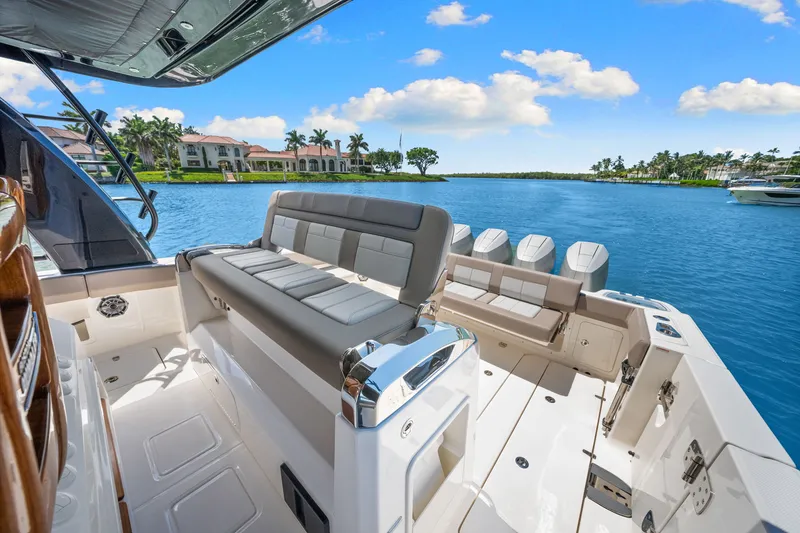 Slide: The Image of Boston Whaler 420 Outrage 2026 - 32