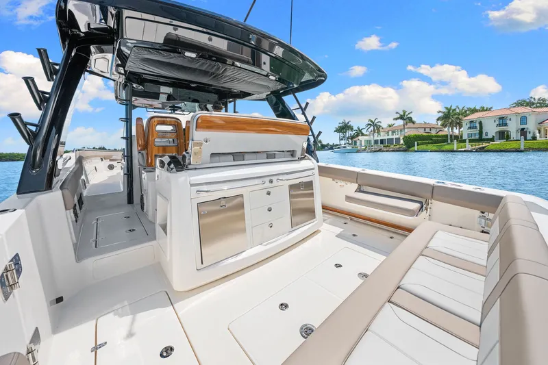 Slide: The Image of Boston Whaler 420 Outrage 2026 - 33