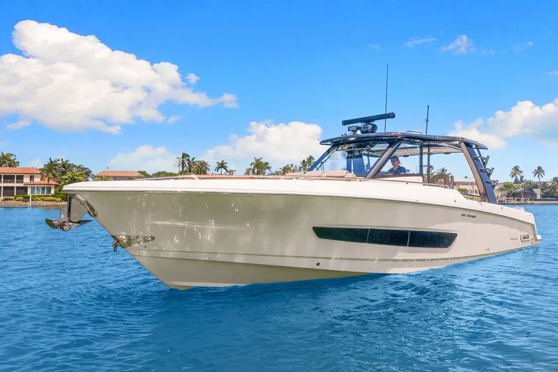 Slide: The Image of Boston Whaler 420 Outrage 2026 - 8
