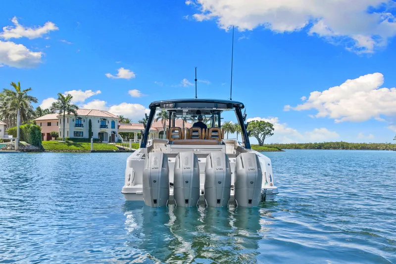 Slide: The Image of Boston Whaler 420 Outrage 2026 - 2