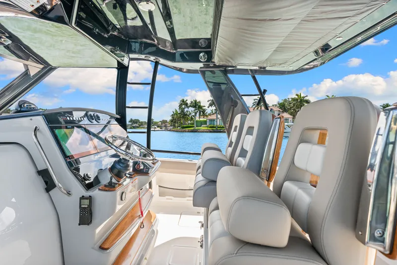 Slide: The Image of Boston Whaler 420 Outrage 2026 - 26
