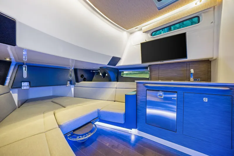 Slide: The Image of Boston Whaler 420 Outrage 2026 - 49