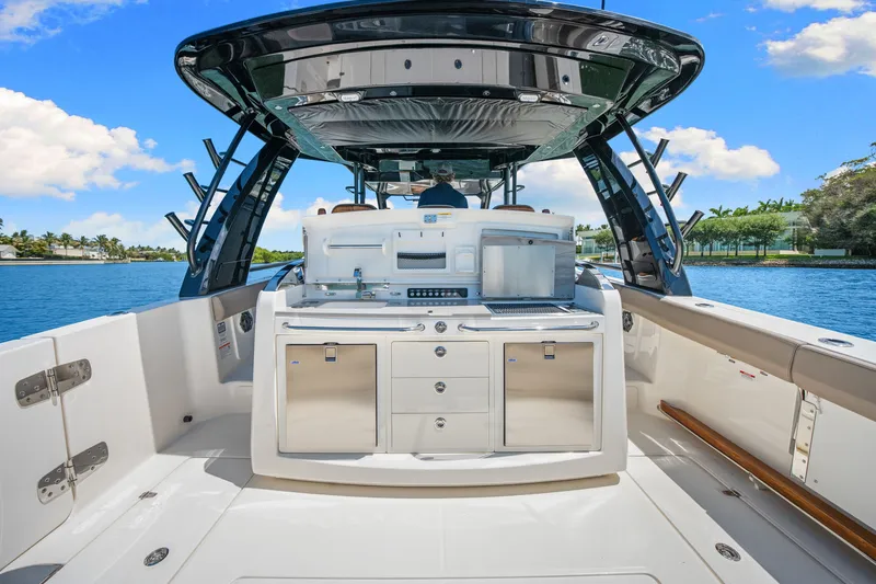 Slide: The Image of Boston Whaler 420 Outrage 2026 - 34