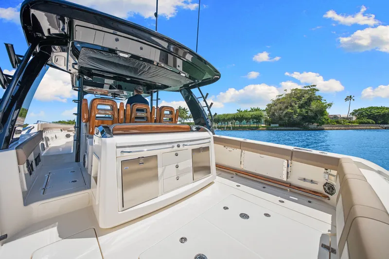 Slide: The Image of Boston Whaler 420 Outrage 2026 - 35