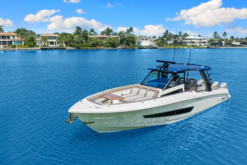 Slide: The Image of Boston Whaler 420 Outrage 2026 - 17