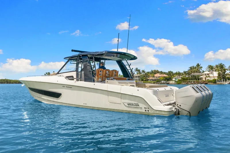Slide: The Image of Boston Whaler 420 Outrage 2026 - 10