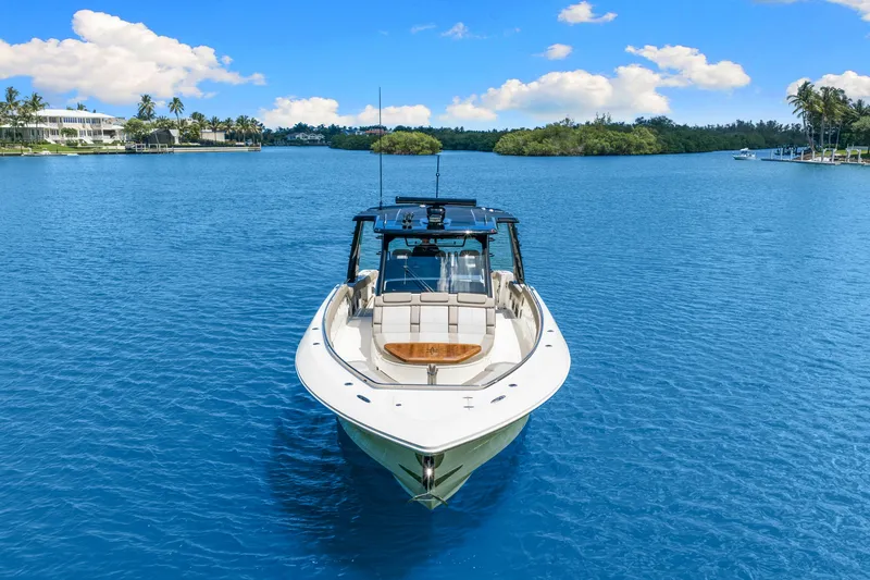 Slide: The Image of Boston Whaler 420 Outrage 2026 - 16
