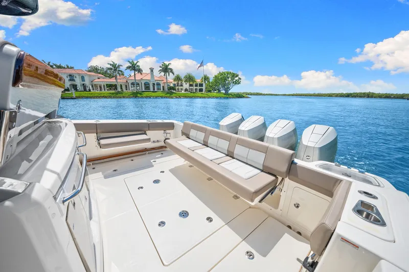Slide: The Image of Boston Whaler 420 Outrage 2026 - 41