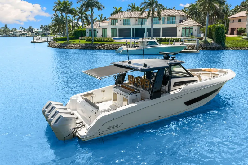 Slide: The Image of Boston Whaler 420 Outrage 2026 - 19