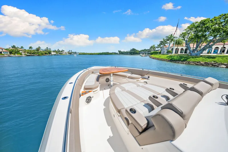Slide: The Image of Boston Whaler 420 Outrage 2026 - 23