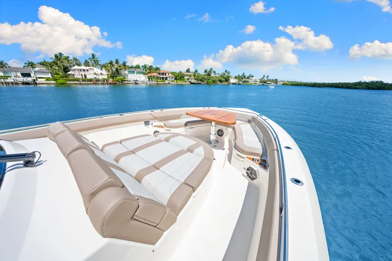 Slide: The Image of Boston Whaler 420 Outrage 2026 - 22