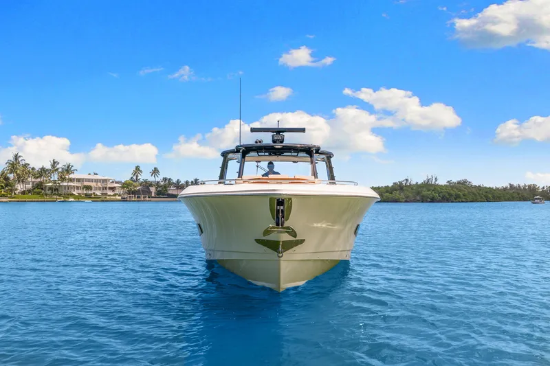 Slide: The Image of Boston Whaler 420 Outrage 2026 - 7