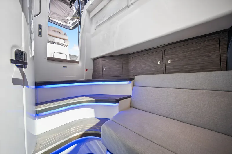 Slide: The Image of Boston Whaler 420 Outrage 2026 - 44