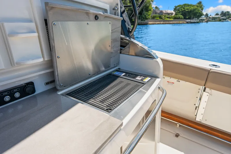 Slide: The Image of Boston Whaler 420 Outrage 2026 - 43