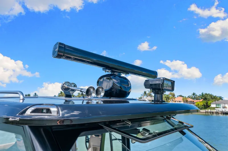Slide: The Image of Boston Whaler 420 Outrage 2026 - 53