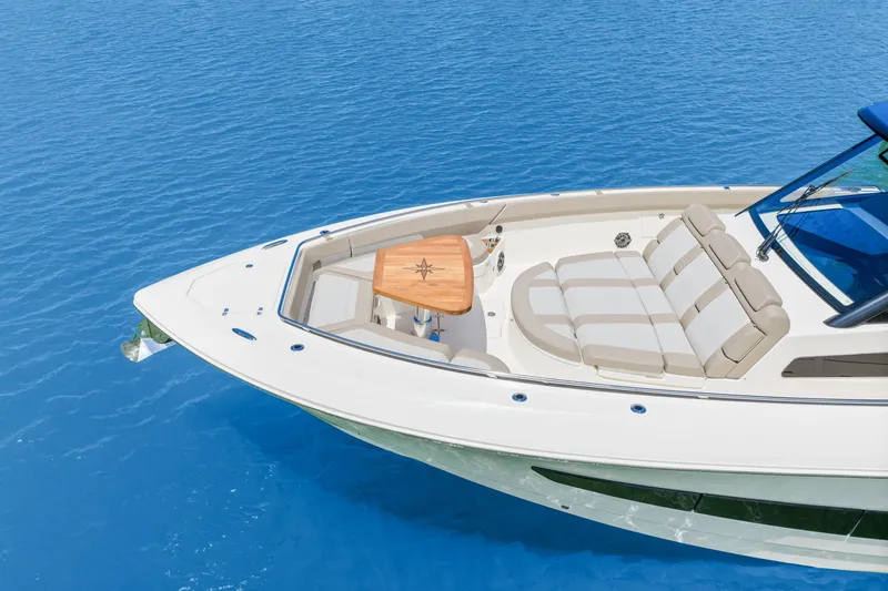 Slide: The Image of Boston Whaler 420 Outrage 2026 - 21