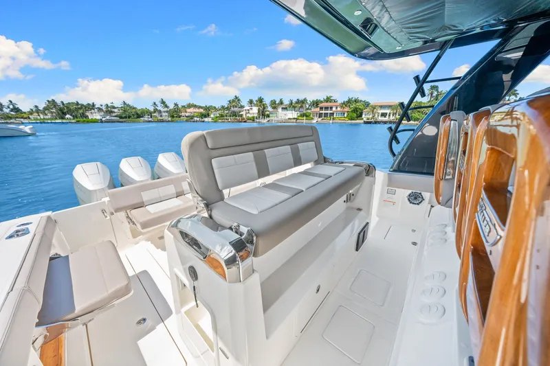 Slide: The Image of Boston Whaler 420 Outrage 2026 - 31