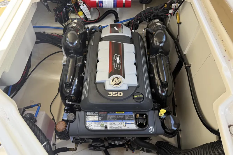 Slide: The Image of Sea Ray SDX 270 2026 - 16