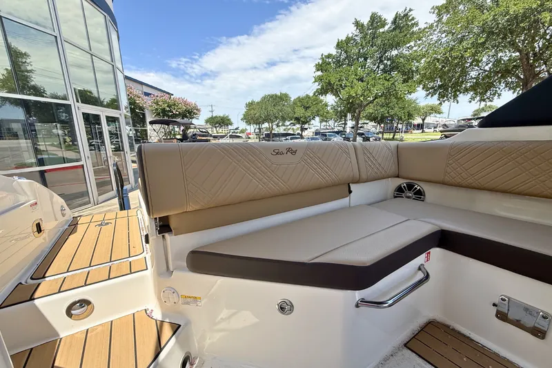 Slide: The Image of Sea Ray SDX 270 2026 - 5