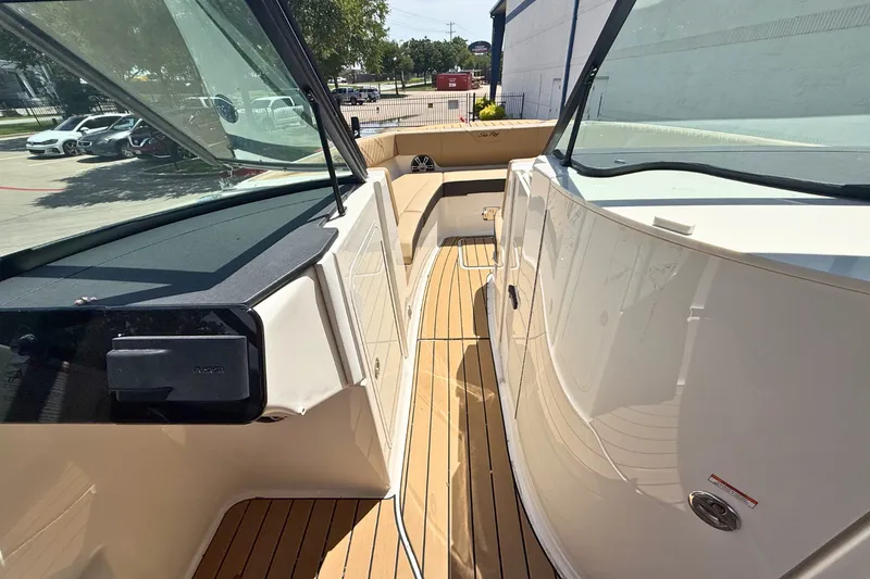Slide: The Image of Sea Ray SDX 270 2026 - 12