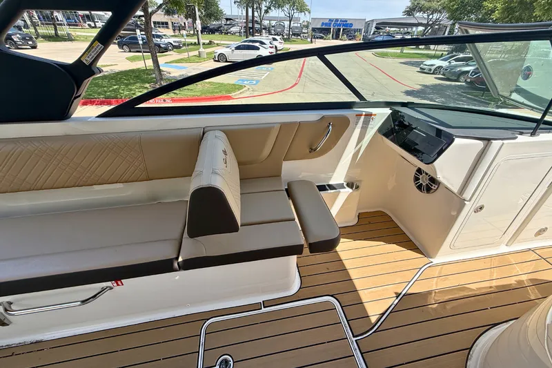 Slide: The Image of Sea Ray SDX 270 2026 - 7