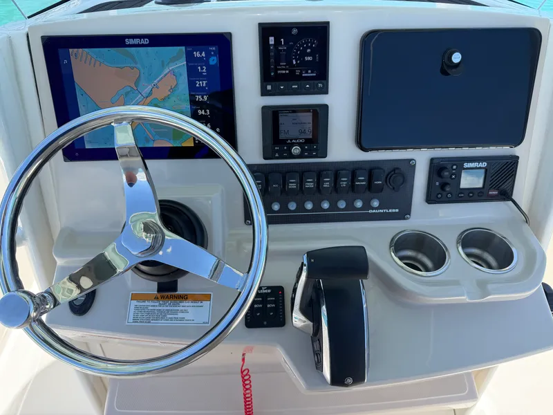 Slide: The Image of Boston Whaler 250 DAUNTLESS 2023 - 12