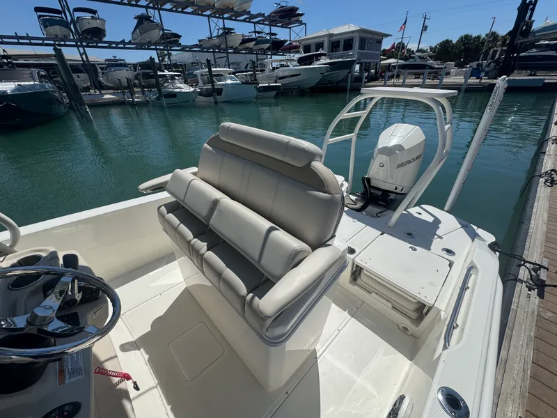 Slide: The Image of Boston Whaler 250 DAUNTLESS 2023 - 20