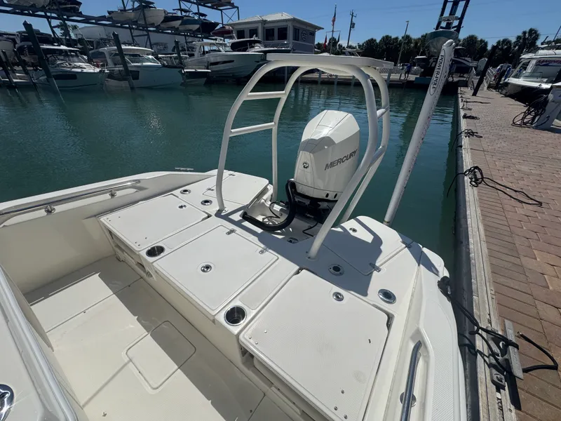 Slide: The Image of Boston Whaler 250 DAUNTLESS 2023 - 21
