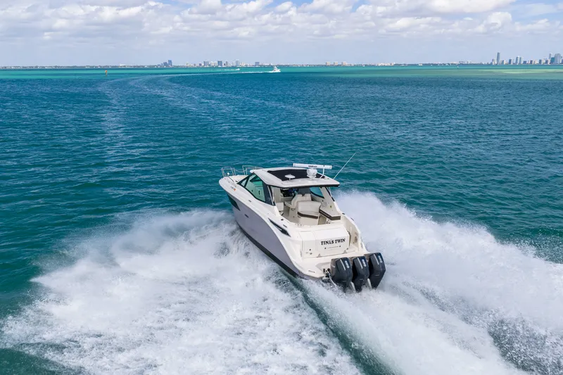 Slide: The Image of Sea Ray 320 DA OB 2022 - 12