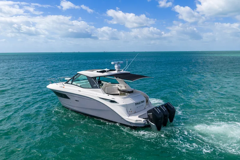 Slide: The Image of Sea Ray 320 DA OB 2022 - 2
