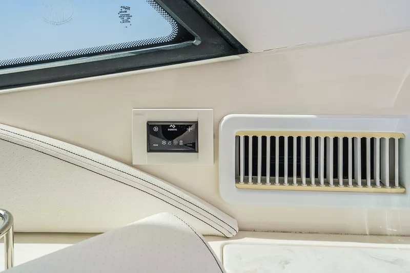 Slide: The Image of Sea Ray 320 DA OB 2022 - 42