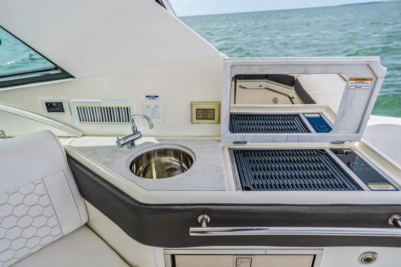 Slide: The Image of Sea Ray 320 DA OB 2022 - 44
