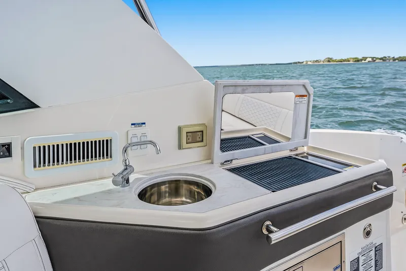 Slide: The Image of Sea Ray 320 DA OB 2022 - 45