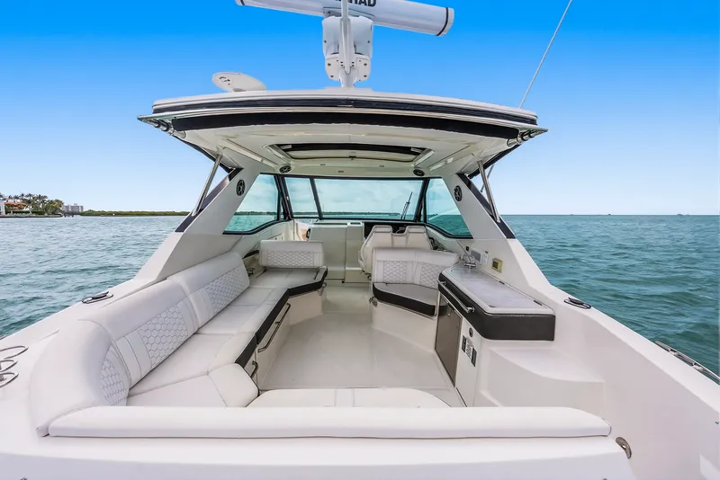 Slide: The Image of Sea Ray 320 DA OB 2022 - 52