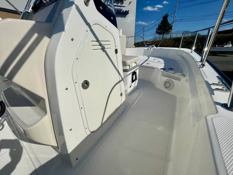 Slide: The Image of Boston Whaler 210 Montauk 2026 - 10