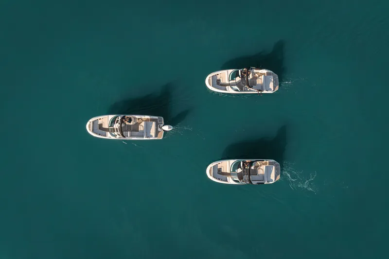 Slide: The Image of Sea Ray SDX 230 2026 - 18