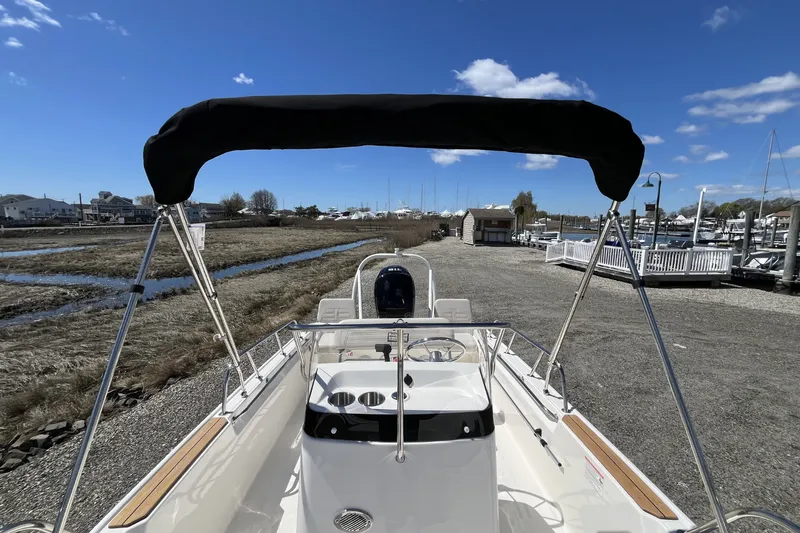 Slide: The Image of Boston Whaler 170 Montauk 2026 - 14