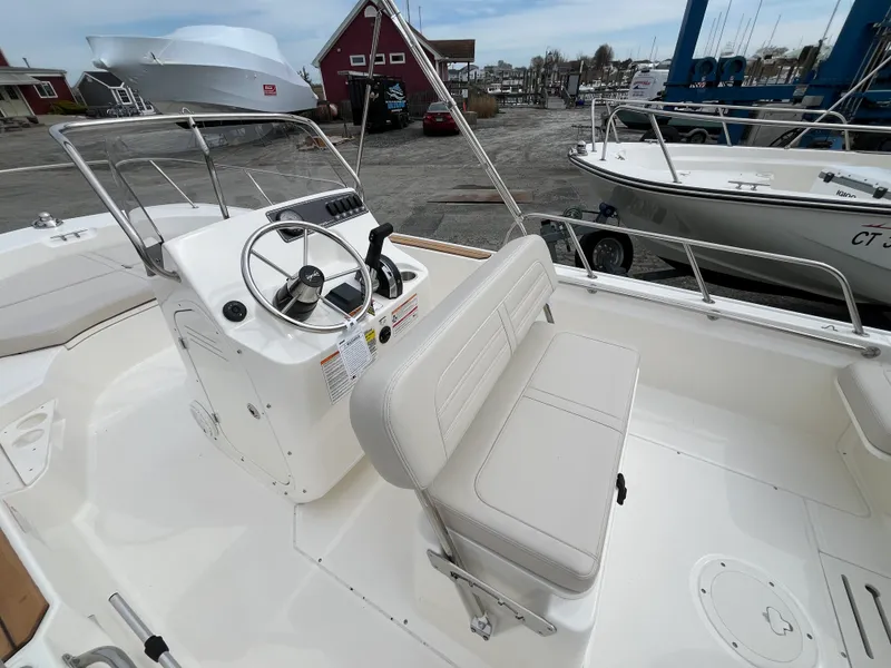 Slide: The Image of Boston Whaler 170 Montauk 2026 - 6