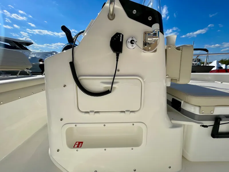 Slide: The Image of Boston Whaler 170 Montauk 2026 - 10